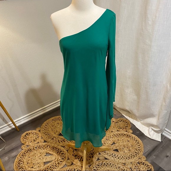 Soprano Emerald One Shoulder Slit Bell Sleeve - Picture 2 of 9